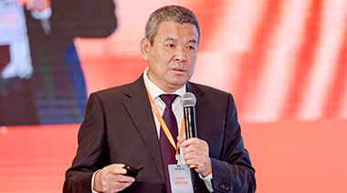 パートナーカンファレンスで基調講演を行うCHCNAVのジョージ・ザオCEO。