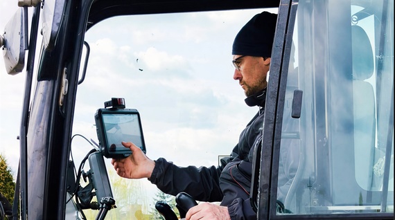 建設現場の掘削機に搭載されたCHCNAVマシンコントロールシステム