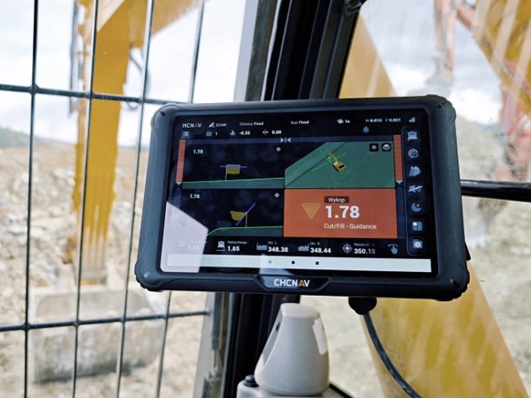 Escavadora com sistema de controlo da máquina por GPS em estaleiro de construção de estradas