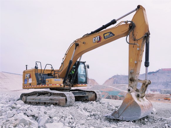 Escavadora com sistema de controlo da máquina por GPS em estaleiro de construção de estradas