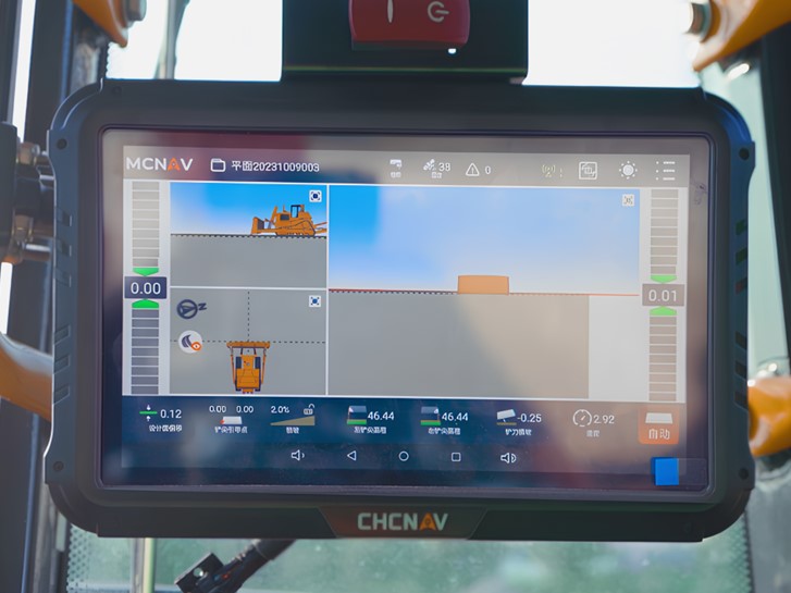 Pantalla de control de la excavadora CHCNAV TD63 Pro que muestra la superficie de diseño