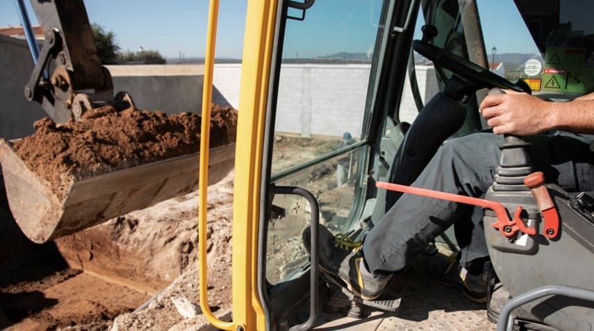 Le nivellement de précision utilise le contrôle de niveau par GPS pour guider les bulldozers, les pelles et les niveleuses.